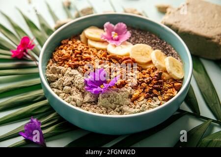 Bol à smoothie avec graines de bananes et granola de la halva Banque D'Images