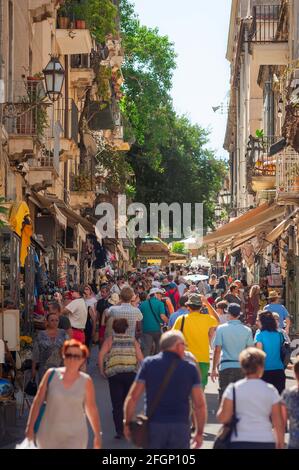 Italie rue, vue en été des touristes dans une artère animée dans le centre historique de Taormina, la Sicile, l'Italie, l'Europe. Banque D'Images