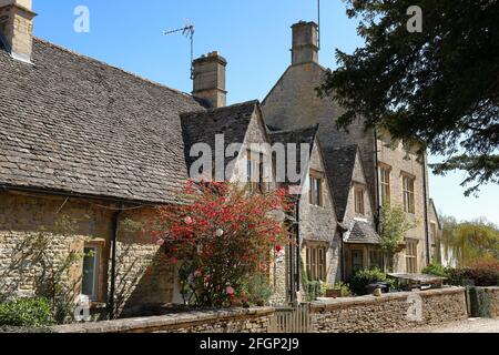 Une rangée de jolies cottages en pierre de construction traditionnelle La ville Cotswold de Northleach à Gloucestershire Banque D'Images