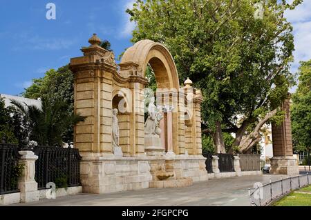 Bâtiments historiques et monuments de Séville, Espagne. Détails architecturaux, façade en pierre et musées Europe. Palais de Maria Luisa avec une arche et une base Banque D'Images