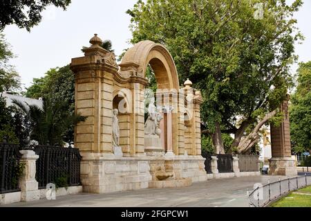 Bâtiments historiques et monuments de Séville, Espagne. Détails architecturaux, façade en pierre et musées Europe. Palais de Maria Luisa avec une arche et une base Banque D'Images