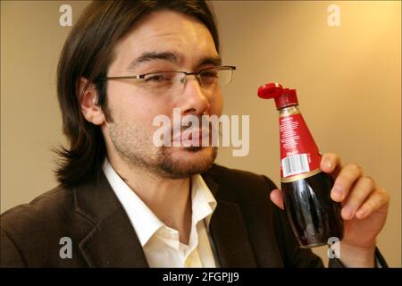 Jerome Taylor essaie LE FRUIT MIRACLE ( Synsepalum Dulcificum) Ce qui rend les aliments aigre et amer goût sweeter.photographie par David Sandison l'indépendant Banque D'Images