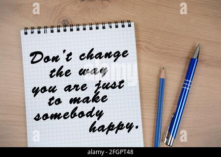 Ne changez pas votre façon d'être, juste pour faire quelqu'un de heureux mots sur le bloc-notes. Citation inspirante Banque D'Images