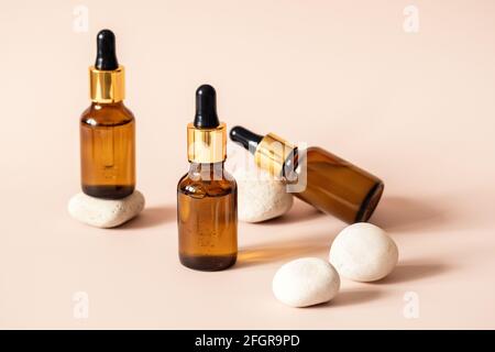 Kit de sérum pour le visage en flacons en verre avec pipette, cosmétique naturelle biologique spa. Concept de soins de la peau - image Banque D'Images
