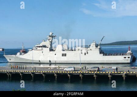 Banyuwangi, Indonésie. 25 avril 2021. Un navire de la Marine indonésienne part pour effectuer les opérations de recherche et de sauvetage du sous-marin KRI Nanggala-402 au port de Tanjung Wangi à Banyuwangi, East Java, Indonésie, le 25 avril 2021. L'épave du sous-marin indonésien disparu était située dimanche au fond de la mer, au large de l'île de Bali, et les 53 membres de l'équipage étaient morts, a déclaré le chef militaire indonésien Hadi Tjahjanto et le chef d'état-major de la marine Yudo Margono. Credit: Kurniawan/Xinhua/Alay Live News Banque D'Images