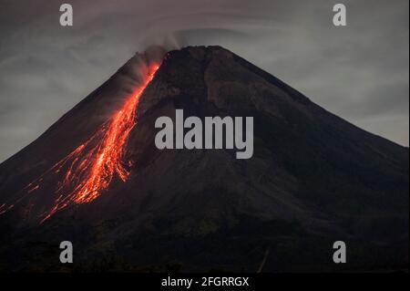 Yogyakarta. 25 avril 2021. Photo prise le 25 avril 2021 montre le Mont Merapi crachant des matériaux volcaniques vus de Turi, district de Sleman à Yogyakarta, Indonésie. Crédit: Supriyanto/Xinhua/Alamy Live News Banque D'Images