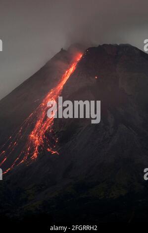 Yogyakarta. 25 avril 2021. Photo prise le 25 avril 2021 montre le Mont Merapi crachant des matériaux volcaniques vus de Turi, district de Sleman à Yogyakarta, Indonésie. Crédit: Supriyanto/Xinhua/Alamy Live News Banque D'Images