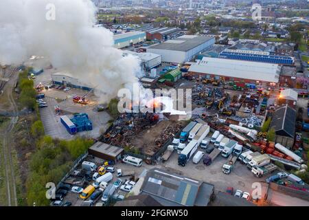 Leeds, Royaume-Uni, 24 avril 2021 : photo aérienne d'un grand incendie dans un chantier de ferraille dans la ville de Hunslet, dans le West Yorkshire de Leeds, au Royaume-Uni, montrant des pompiers Banque D'Images