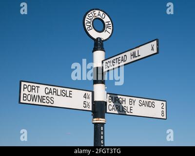 Panneau en métal, noir et blanc à Boustead Hill sur la côte de Solway, Cumbria, Royaume-Uni. Le panneau est sur la route du chemin du mur d'Hadrien. Banque D'Images