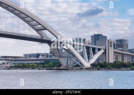 Le pont de Lupu enjambant le fleuve huangpu reliant Pudong et Puxi à shanghai en chine par une journée ensoleillée. Banque D'Images