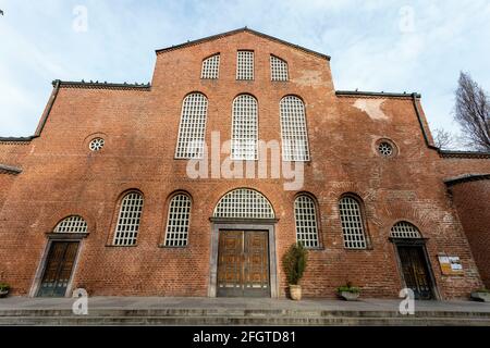 Sofia, Bulgarie - 24 avril 2021 : vue de l'église Sainte-Sophie et du monument du soldat inconnu à Sofia, Bulgarie à Sofia, Bulgarie -24 avril 202 Banque D'Images