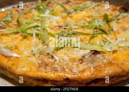 Une délicieuse saucisse cuite et une frittata de Hash Brown Banque D'Images