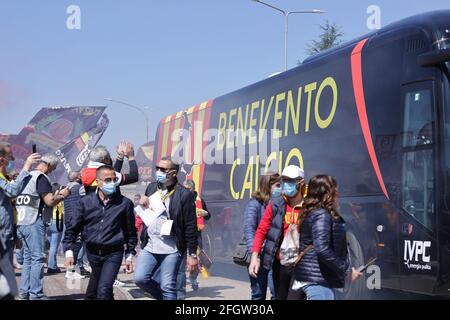 Benevento, Italie. 25 avril 2021. Arrivée au stade du bus de l'équipe de Benevento Calcio accueilli par les fans avec des bannières et des bombes à fumée avant la Serie UN match de football entre Benevento Calcio et Udinese Calcio au stade Ciro Vigorito à Benevento (Italie), le 25 avril 2021. Photo Cesare Purini/Insidefoto crédit: Insidefoto srl/Alay Live News Banque D'Images