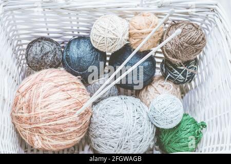 Les balles de fils pour tricotage sont dans le panier. Gros plan Banque D'Images