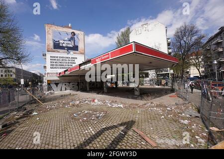 Berlin, Allemagne. 25 avril 2021. Une ancienne station-service Esso est visible à l'angle de Sonnenallee et Hobrechtstraße. Dans l'après-midi, il y aura une démonstration et le début de la collecte des signatures pour le référendum "Berlin sans voiture". L'alliance doit recueillir 20,000 signatures d'ici la fin du mois de juin afin de lancer un référendum. Il y a 350 participants inscrits. Credit: Jörg Carstensen/dpa/Alay Live News Banque D'Images