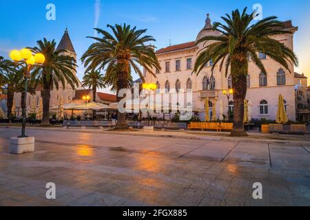 Passerelle fantastique avec bars et cafés au lever du soleil, Trogir, Dalmatie, Croatie, Europe Banque D'Images