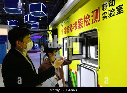 Fuzhou, province chinoise du Fujian. 25 avril 2021. Une entreprise de haute technologie présente un laboratoire mobile pour les tests d'acide nucléique COVID-19 lors de l'exposition Digital Comeas lors du quatrième Digital China Summit à Fuzhou, dans la province de Fujian, dans le sud-est de la Chine, le 25 avril 2021. Credit: Wei Peiquan/Xinhua/Alay Live News Banque D'Images