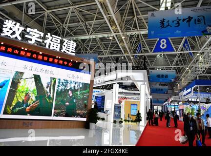 Fuzhou. 25 avril 2021. La photo prise le 25 avril 2021 montre l'exposition des réalisations numériques lors du quatrième Sommet de la Chine numérique à Fuzhou, dans la province du Fujian, dans le sud-est de la Chine. Credit: Wei Peiquan/Xinhua/Alay Live News Banque D'Images