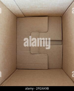 Vue intérieure de la boîte en carton marron vide. Colis d'expédition. Banque D'Images