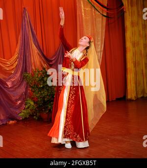 Crimean Tartar fille danseuse en costume indigène dansant sur la scène de la salle du village. Célébration du jour du village. 12 août 2019. Krupichpole, CH Banque D'Images