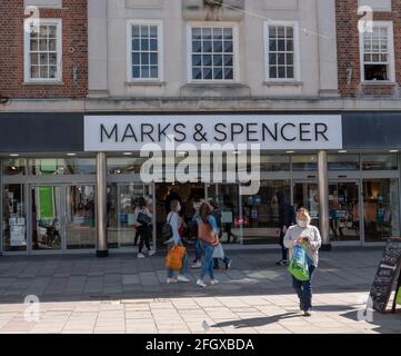 Entrée du magasin Marks & Spencer vue à Worthing, West Sussex, Angleterre, Royaume-Uni Banque D'Images