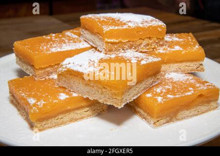 Une pile de délicieux carrés de citron, des gourmandises maison Banque D'Images