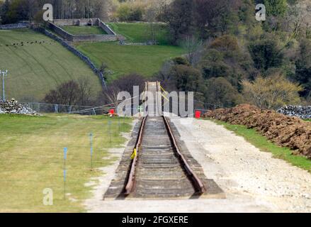 Une piste de train dans une carrière près de Stoney Middleton dans le Derbyshire, qui a été signalé comme un lieu pour le dernier film Mission: Impossible. Mission: Impossible star Tom Cruise a été remplir des scènes d'action sur une locomotive à vapeur mock en mouvement dans les Moors de North York au cours des derniers jours. Date de la photo: Dimanche 25 avril 2021. Banque D'Images