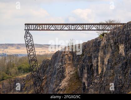 Une piste de train dans une carrière près de Stoney Middleton dans le Derbyshire, qui a été signalé comme un lieu pour le dernier film Mission: Impossible. Mission: Impossible star Tom Cruise a été remplir des scènes d'action sur une locomotive à vapeur mock en mouvement dans les Moors de North York au cours des derniers jours. Date de la photo: Dimanche 25 avril 2021. Banque D'Images