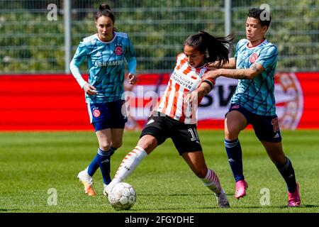 Eindhoven, pays-Bas. 25 avril 2021. EINDHOVEN, PAYS-BAS - AVRIL 25: Naomi Pattiwael de PSV et Samantha van Diemen d'Ajax lors du match Eredivisie femmes entre PSV et Ajax au campus de Herdgang de PSV le 25 avril 2021 à Eindhoven, pays-Bas (photo de Geert van Erven/Orange Pictures) Credit: Orange pics BV/Alay Live News Banque D'Images