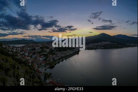 Vue panoramique aérienne de la magnifique ville de Kastoria. C'est une ville traditionnelle magnifique construite sur les collines sur les rives du lac Orestiada, en Grèce Banque D'Images