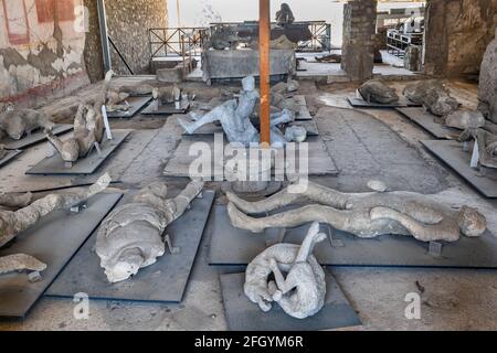 Corps humains plâtre coulé, anciennes victimes de l'éruption du Vésuve du Mont Vésuve en 79, Mensa Ponderaria à Pompéi, Italie Banque D'Images