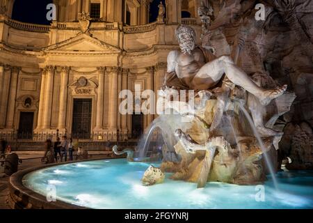 Italie, Rome, le fleuve god Ganges sculpture à Fontana dei Quattro Fiumi (Fontaine des quatre fleuves) la nuit, conçu en 1651 par Gian Lor Banque D'Images