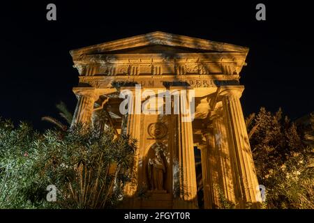 Monument à Sir Alexander ball sous la forme d'un temple néoclassique la nuit dans les jardins du Bas-Barrakka, la Valette, Malte Banque D'Images