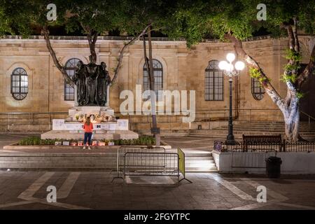 Le Grand Siège Monument sur la place du Grand Siège la nuit dans la ville de la Valette, Malte Banque D'Images