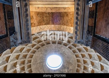 Italie, Rome, intérieur du Panthéon, arche au-dessus du plafond d'entrée et dôme avec oculus dans l'ancien temple romain et église Banque D'Images