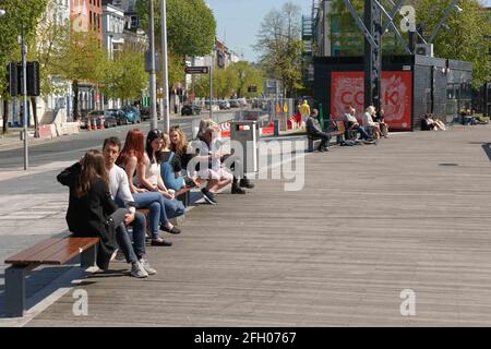 Cork, Irlande. 25 avril 2021. Les amateurs de shopping apprécieront Sunshine, Cork, Irlande. Un certain nombre de clients ont pris à la ville cet après-midi pour profiter du temps ensoleillé. Beaucoup pourraient être vus faire la queue devant les nombreux restaurants et cafés à emporter dans toute la ville. Credit: Damian Coleman/Alay Live News Banque D'Images