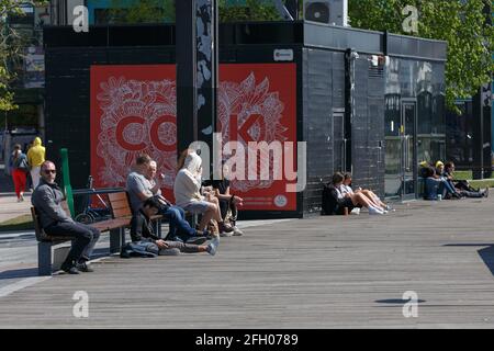 Cork, Irlande. 25 avril 2021. Les amateurs de shopping apprécieront Sunshine, Cork, Irlande. Un certain nombre de clients ont pris à la ville cet après-midi pour profiter du temps ensoleillé. Beaucoup pourraient être vus faire la queue devant les nombreux restaurants et cafés à emporter dans toute la ville. Credit: Damian Coleman/Alay Live News Banque D'Images