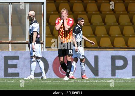 Benevento, Italie. 25 avril 2021. Kamil Glik (Benevento) a abattu pendant la série UN match entre Benevento Calcio et Udinese Calcio au Stadio Comunale Ciro Vigorito le 25 avril 2021 à Benevento, Italie. (Photo de Giuseppe Fama/Pacific Press) crédit: Pacific Press Media production Corp./Alay Live News Banque D'Images