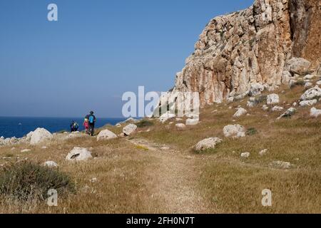 Groupe de personnes non reconnues randonnée dans la nature sur un sentier. Un mode de vie sain qui marche à l'extérieur Banque D'Images