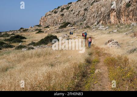 Groupe de personnes non reconnues randonnée dans la nature sur un sentier. Un mode de vie sain qui marche à l'extérieur Banque D'Images