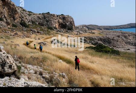 Groupe de personnes non reconnues randonnée dans la nature sur un sentier. Un mode de vie sain qui marche à l'extérieur Banque D'Images