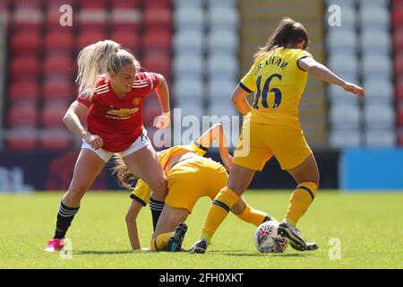 Kirsty Smith de Manchester United (à gauche) et Kit Graham de Tottenham Hotspur (à droite) se battent pour le ballon lors du match de Super League féminin FA au Leigh Sports Village. Date de la photo: Dimanche 25 avril 2021. Banque D'Images