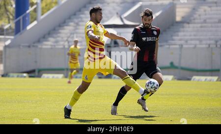 Ville de Wiesbaden, Allemagne. 25 avril 2021. Firo: 25.04.2021, football, 3e Bundesliga, saison 2020/2021, SV Wehen Wiesbaden - MSV Duisburg image: V. Left Aziz Bouhaddou (MSV Duisburg) et Sascha Mockenhaupt (SV Wehen Wiesbaden) | usage dans le monde crédit: dpa/Alay Live News Banque D'Images