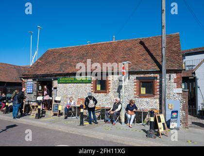 Flintstones Tearooms café avec des personnes assises à l'extérieur à Emsworth, Hampshire, Angleterre, Royaume-Uni. Banque D'Images