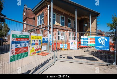 Chantier de construction à l'hôpital Victoria Cottage qui est en cours de rénovation pour devenir la nouvelle chirurgie d'Emsworth à Emsworth, Hampshire, Royaume-Uni. Banque D'Images