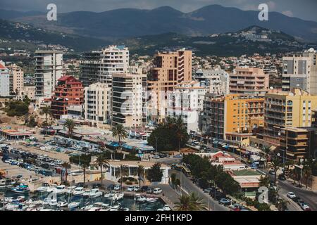 Vue d'été de la ville de Calpe, Calp, avec port et plage et montagne de Penon de Ifach, Marina Alta, province d'Alicante, Communauté Valencienne, Espagne Banque D'Images