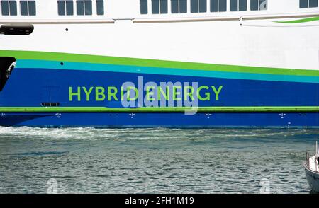 Portsmouth, Angleterre, Royaume-Uni. 2021. Ferry hybride à énergie électrique avec panneau vert peint sur la coque. Banque D'Images