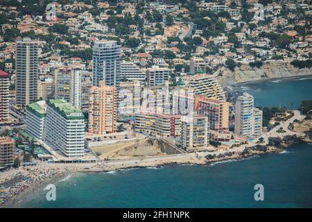 Vue d'été de la ville de Calpe, Calp, avec port et plage et montagne de Penon de Ifach, Marina Alta, province d'Alicante, Communauté Valencienne, Espagne Banque D'Images