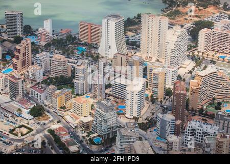 Vue d'été de la ville de Calpe, Calp, avec port et plage et montagne de Penon de Ifach, Marina Alta, province d'Alicante, Communauté Valencienne, Espagne Banque D'Images