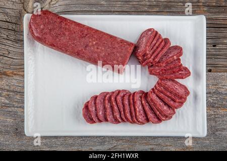 Salami bulgare unique aplati, semi-séchée appelé Lukanka Banque D'Images